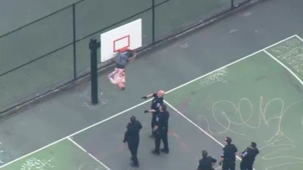 Cómo quedó enganchado a una canasta de baloncesto