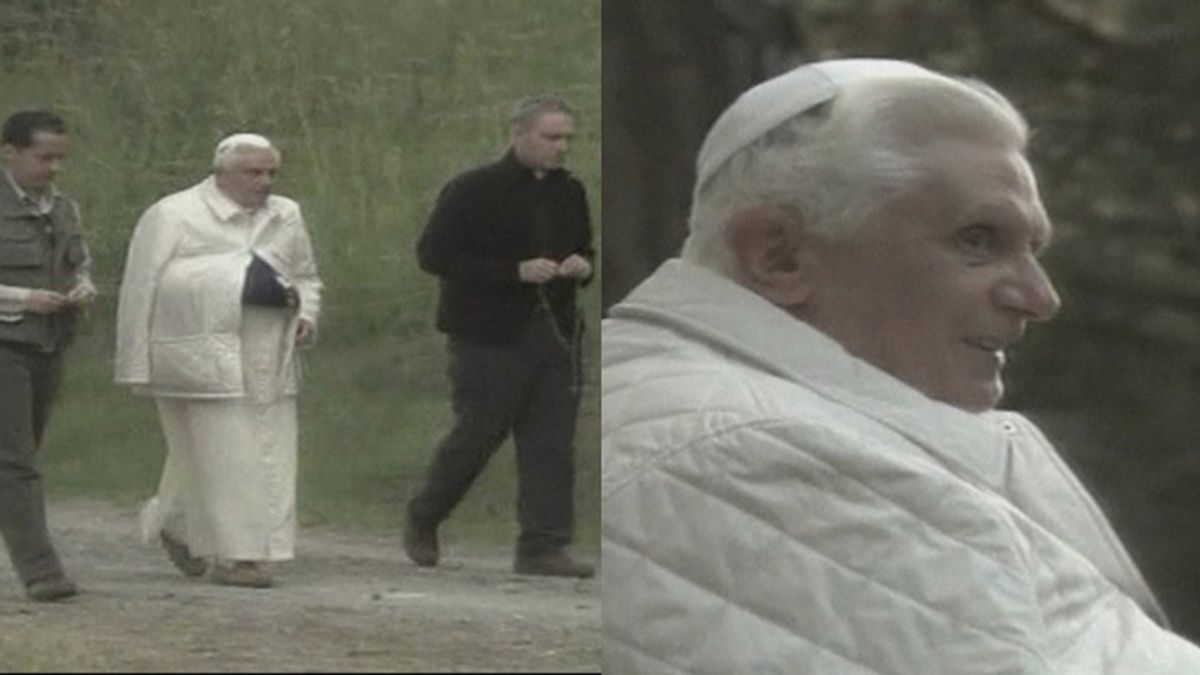 Primeras imágenes del papa emérito, Benedicto XVI, paseando por Castel Gandolfo