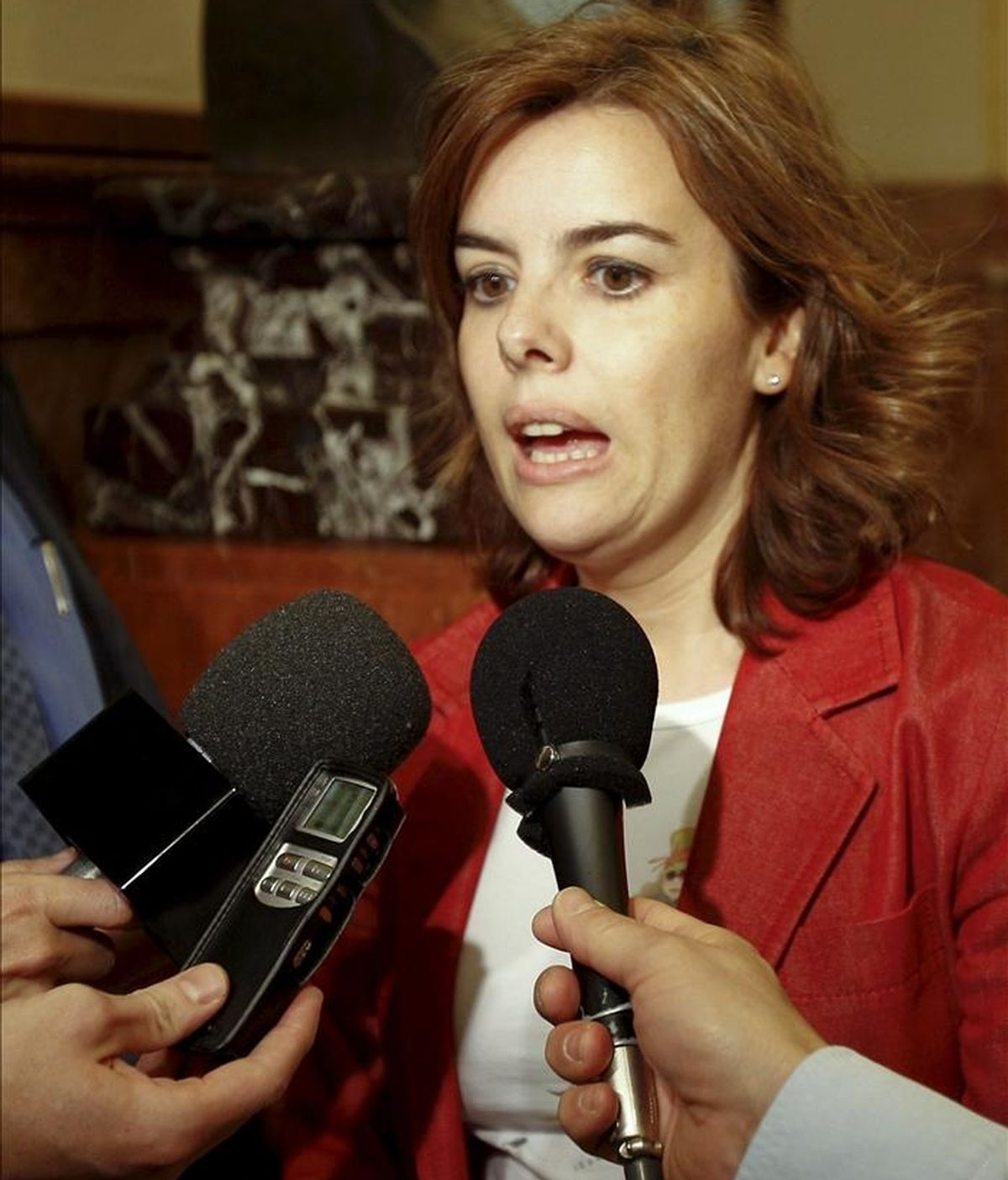 La portavoz parlamentaria del PP, Soraya Sáenz de Santamaría, durante las declaraciones que ha realizado a los medios de comunicación esta tarde en el Congreso de los Diputados. EFE
