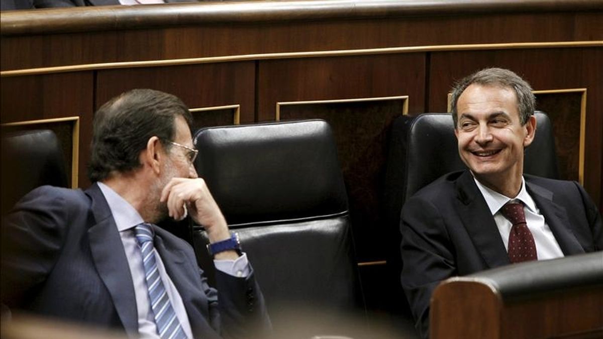 El presidente del Gobierno, José Luis Rodríguez Zapatero (d) y el presidente del PP, Mariano Rajoy, durante el acto en el Congreso con motivo del 30 aniversario del intento de golpe de estado del 23-F. EFE