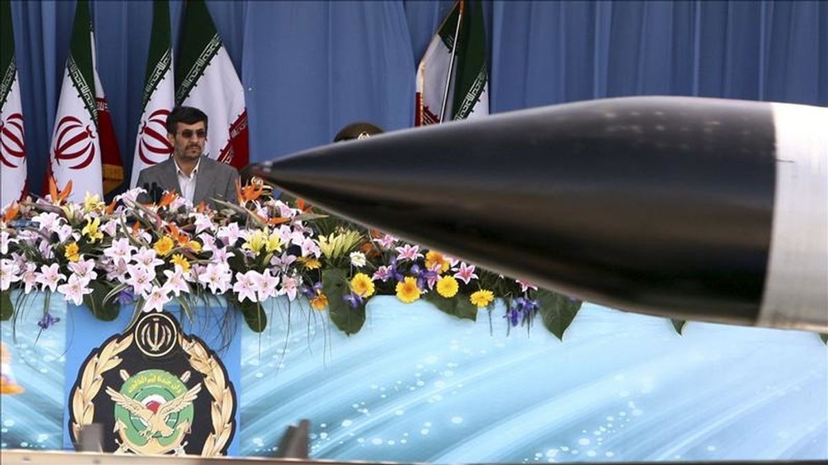 El presidente iraní, Mahmud Ahmadineyad, asiste a una ceremonia con motivo del Día Nacional del Ejército en Teherán (Irán), hoy, 18 de abril de 2011. EFE
