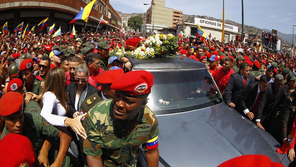 Traslado del féretro de Chávez a la Academia militar en Caracas