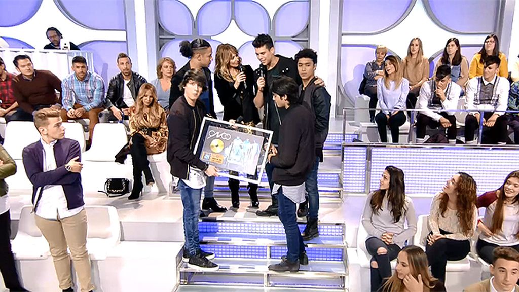 Emma García entrega el disco de oro a Cnco por su gran 
