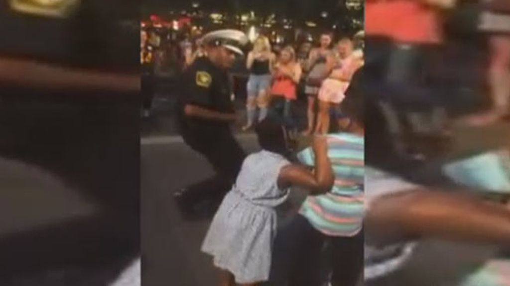 Reto de baile entre un niño y un policía