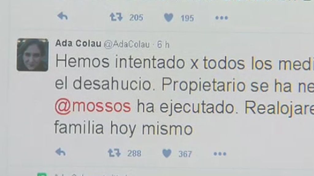 Ada Colau se enfrenta en Twitter a los Mossos por un desahucio