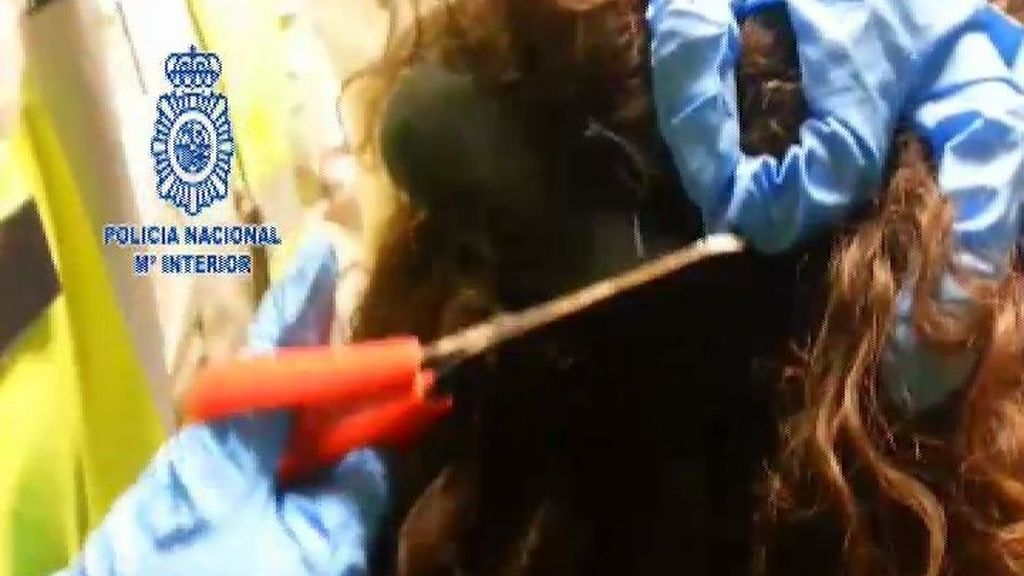 Detenida una mujer en Barajas con casi un kilo de cocaína oculto en una peluca