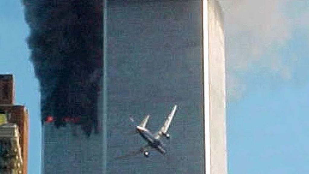 El segundo avión kamikaze segundos antes de impactar contra la torre Sur