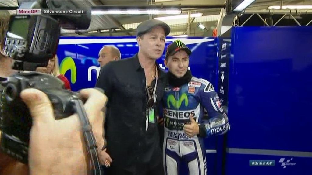 Brad Pitt revoluciona el paddock de MotoGP en Silverstone: ¡Todos quieren una foto!