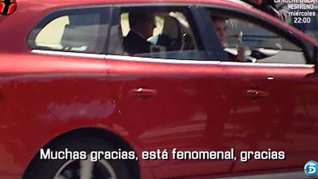 En coche, el nieto del Rey abandona el hospital junto a su madre