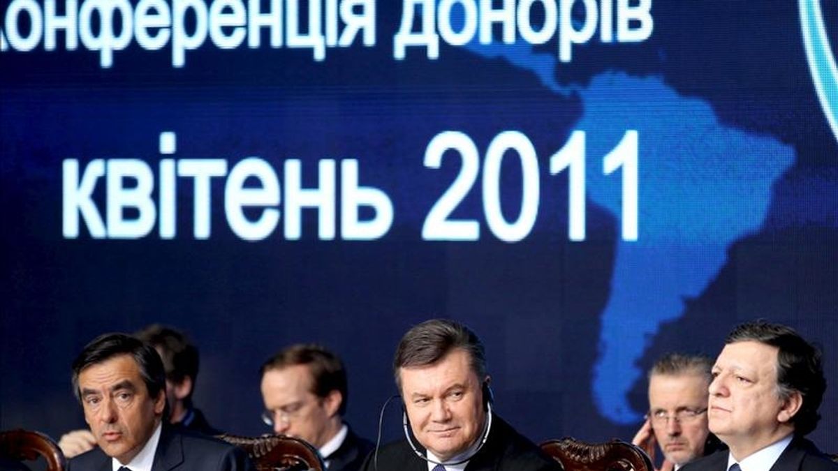 El primer ministro francés, Francois Fillon (izq); el presidente ucraniano, Víctor Yanukóvich (c), y el presidente de la Comisión Europea, José Manuel Durao Barroso (dcha), participan en la conferencia internacional de donantes celebrada en Kiev (Ucrania) hoy, 19 de abril de 2011 con motivo del 25 aniversario de la catástrofe en la central nuclear de Chernóbil, que se celebrará la semana que viene. EFE