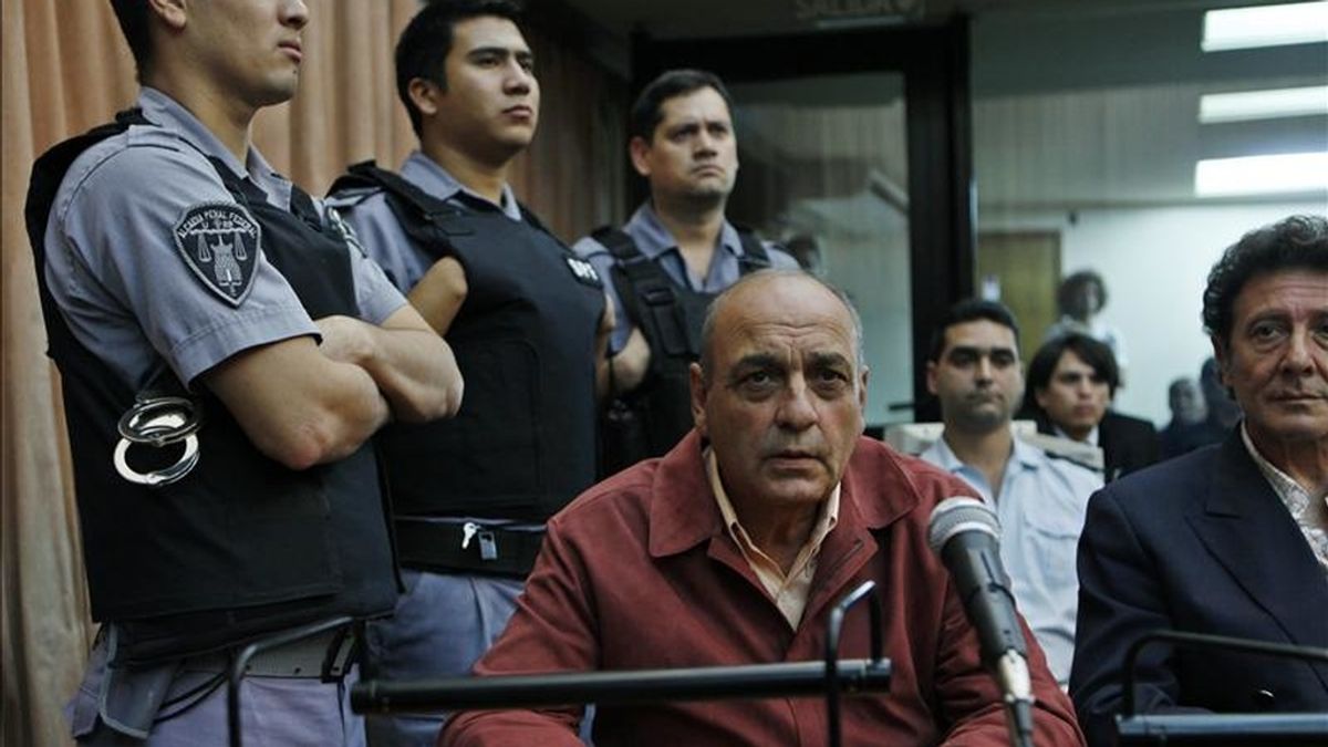 El exagente civil de inteligencia del Ejército Raúl Guglielminetti (c), es custodiado momentos antes de recibir su sentencia de 20 años de prisión este 31 de marzo en Buenos Aires (Argentina). EFE