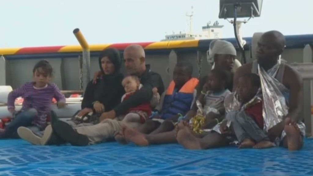 Rescatan a 342 personas que trataban de alcanzar la costa italiana