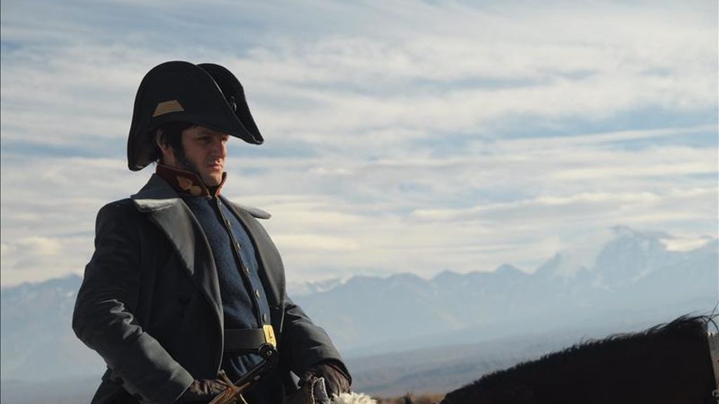Fotografía cedida por los realizadores del film "Revolución", en la que aparece al actor argentino Rodrigo de la Serna personificando al general José de San Martín. La hazaña del cruce de los Andes por tropas lideradas en 1817 por el general San Martín, queda plasmada en "Revolución", filme que se estrena hoy. EFE/Canal Encuentro