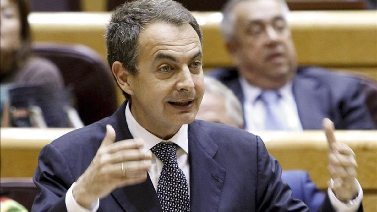 El presidente del Gobierno, José Luis Rodríguez Zapatero, durante una de sus intervenciones en la sesión de control al Gobierno esta tarde en el pleno del Senado, ha advertido de que el Gobierno no adelantará los 1.450 millones de euros del Fondo de Competitividad correspondientes a Cataluña para este año, que se abonarán cuando se liquide el ejercicio, como marca la ley de financiación autonómicas. EFE