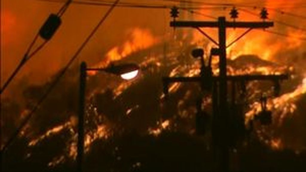 Un grave incendio fuera de control obliga a evacuar el condado de Santa Bárbara