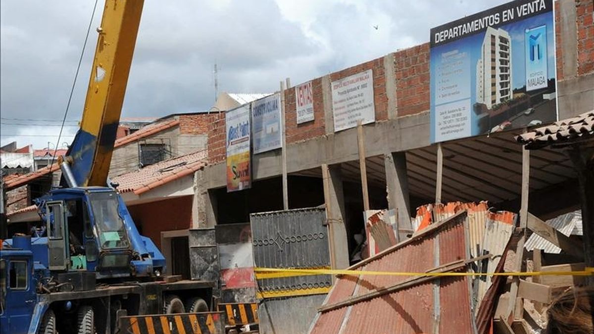 El director del Centro de Operaciones de Emergencia de Santa Cruz, Guillermo Saucedo, confirmó que hasta hoy han sido rescatados seis cadáveres entre los escombros del edificio Málaga, de nueve pisos, que se desplomó el lunes por causas aún no precisadas. EFE