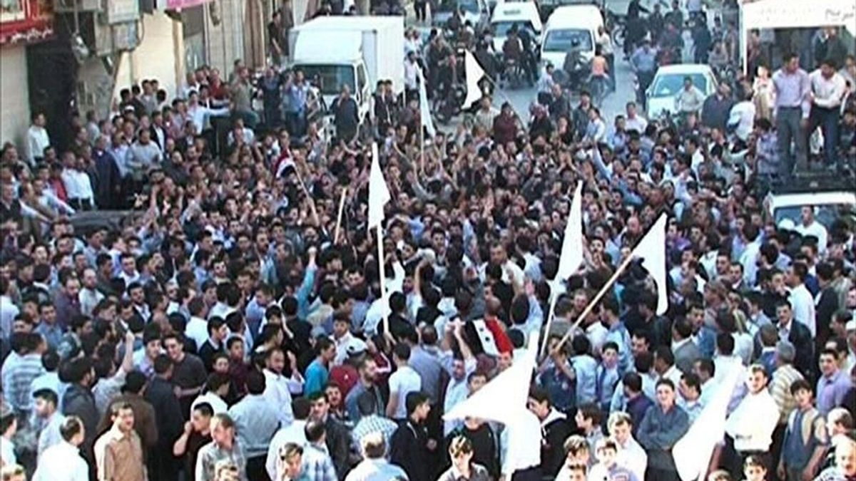 Fotografía cedida por la agencia siria de noticias SANA que muestra a centenares de opositores al régimen del presidente de Siria, Bachar al Asad, en una manifestación en el barrio de Douma cerca de Damasco, Siria. EFE
