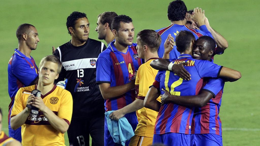 Los jugadores del Levante UD celebran su clasificación para la fase de grupos de la Europa League