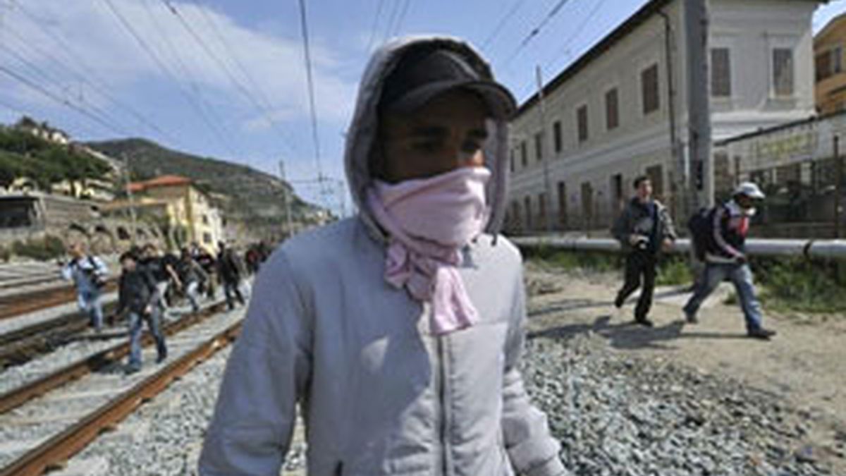 Inmigrantes y activistas italianos ocuparon las vias de la estación de trenes de Ventimiglia (Italia), para protestar contra la decisión de Francia. Vídeo: ATLAS.