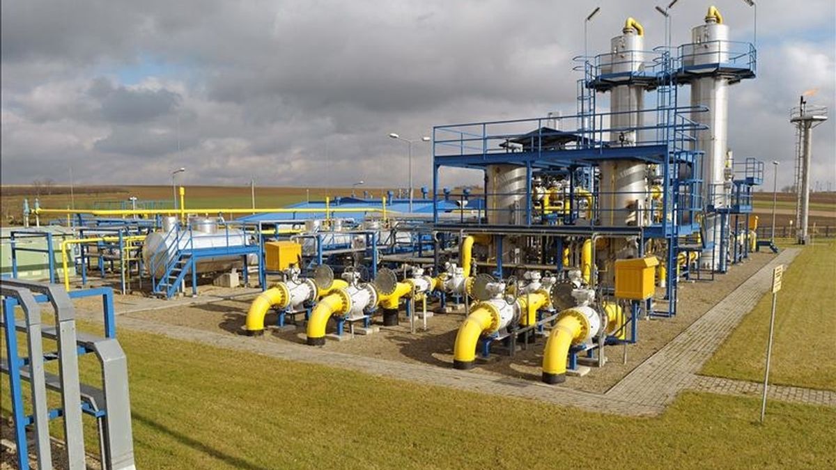 El consorcio gasístico ruso Gazprom subirá el precio del gas que suministra a Europa un 40 % (de 350 dólares a 500 dólares por cada mil metros cúbicos) a finales de 2011, según publica hoy el diario Kommersant. EFE/Archivo