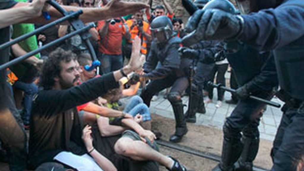 Imágenes de los enfrentamientos entre los Mossos y los indignados en Barcelona. Imágenes de los enfrentamientos entre los Mossos y los indignados en Barcelona.