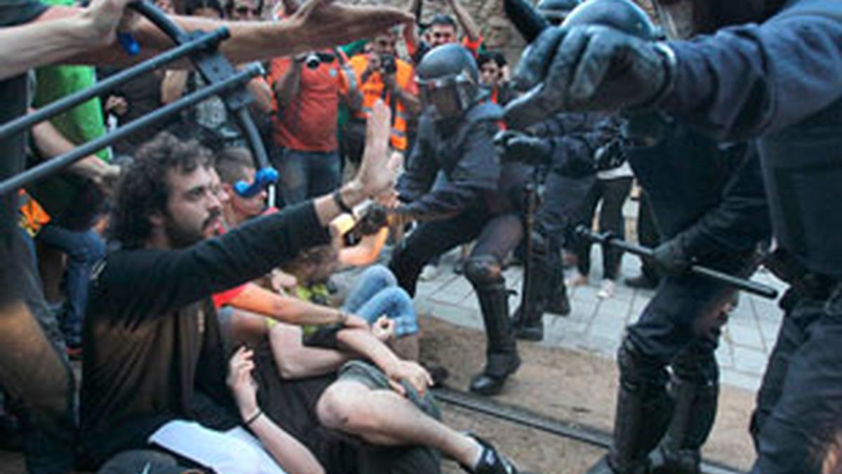 Imágenes de los enfrentamientos entre los Mossos y los indignados en Barcelona.