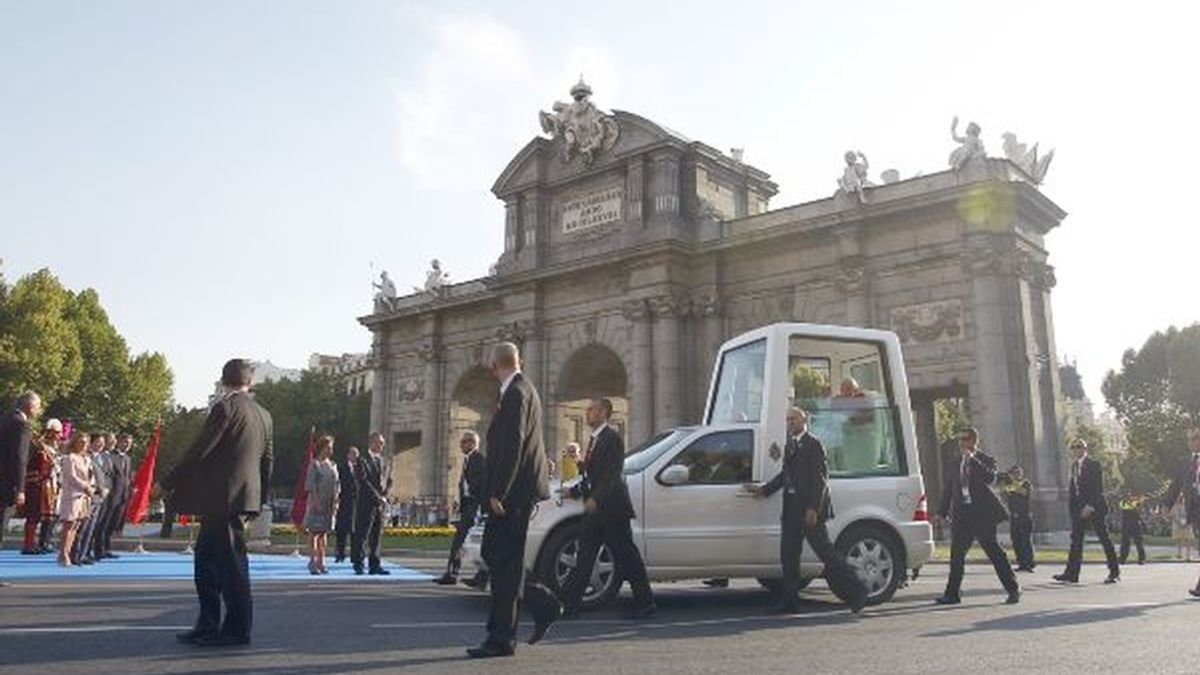 El 'papamóvil', en la Puerta de Alcalá. Foto: EFE.