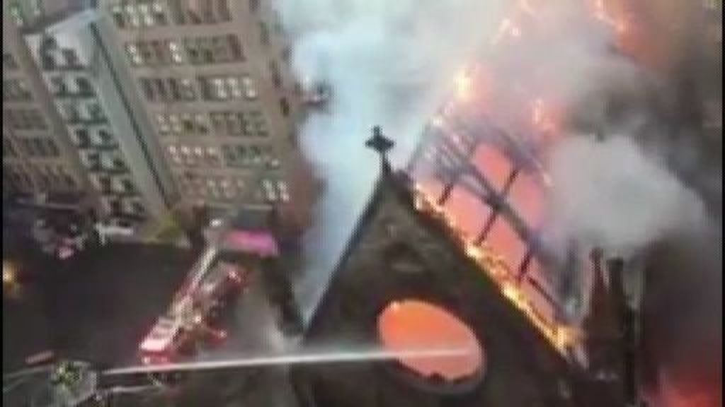 Las llamas destruyen una iglesia ortodoxa en Manhattan