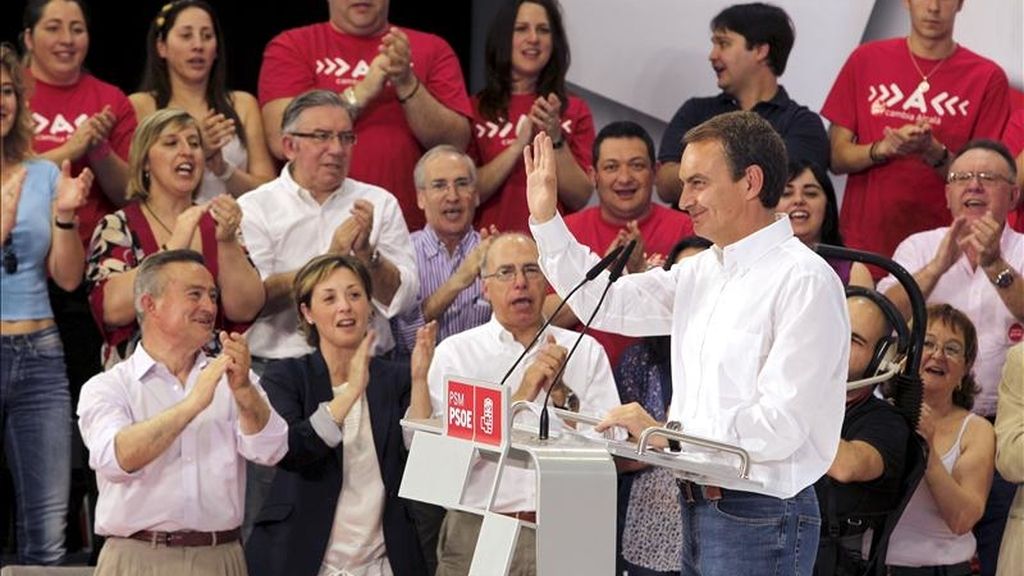 El presidente del Gobierno, José Luis Rodríguez Zapatero, saluda antes de intervenir en un acto de precampaña para las elecciones locales de mayo organizado hoy en Alcalá de Henares (Madrid). EFE