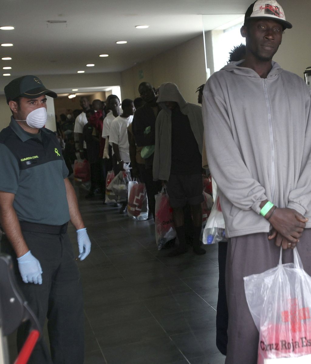 Sigue el traslado de inmigrantes desde Tarifa a centros de internamiento de la península