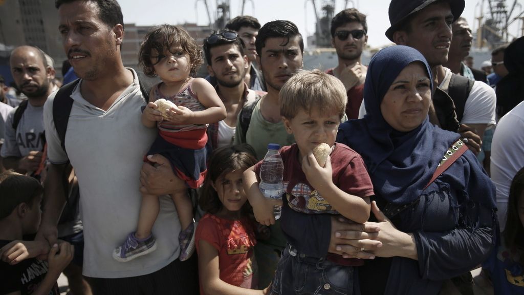 Cientos de personas se siguen arrojando al Mediterráneo
