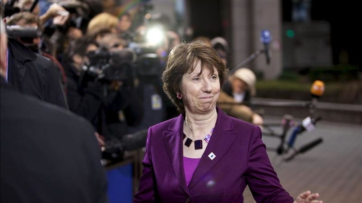 La responsable de política exterior de la UE, Catherine Ashton, saluda a su llegada a la cumbre de jefes de Estado y Gobierno de la Unión Europea celebrada hoy en Bruselas (Bélgica). EFE