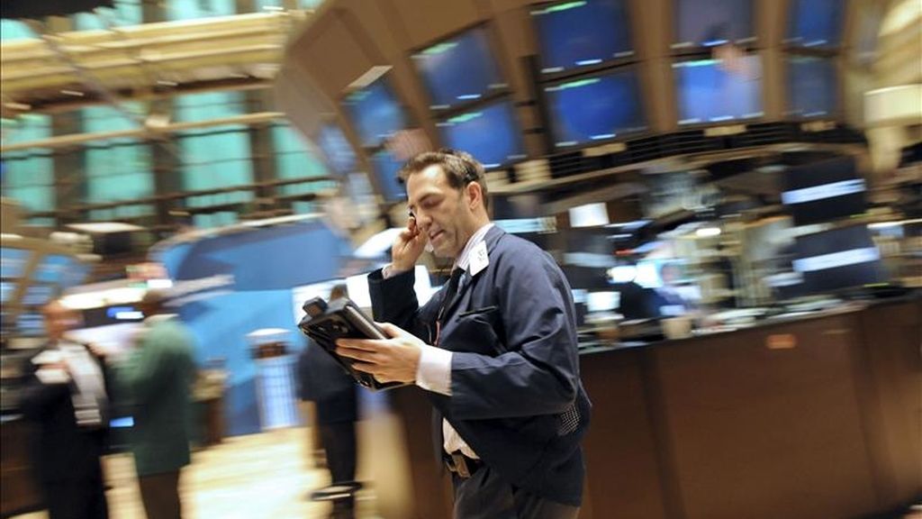 Al cierre el selectivo S&P 500 subió el 0,22 % (2,91 puntos) para acabar en 1.335,54 unidades, y el índice compuesto del mercado Nasdaq ganó el 0,31 % (8,63 puntos) para terminar en 2.799,82 enteros. EFE/Archivo