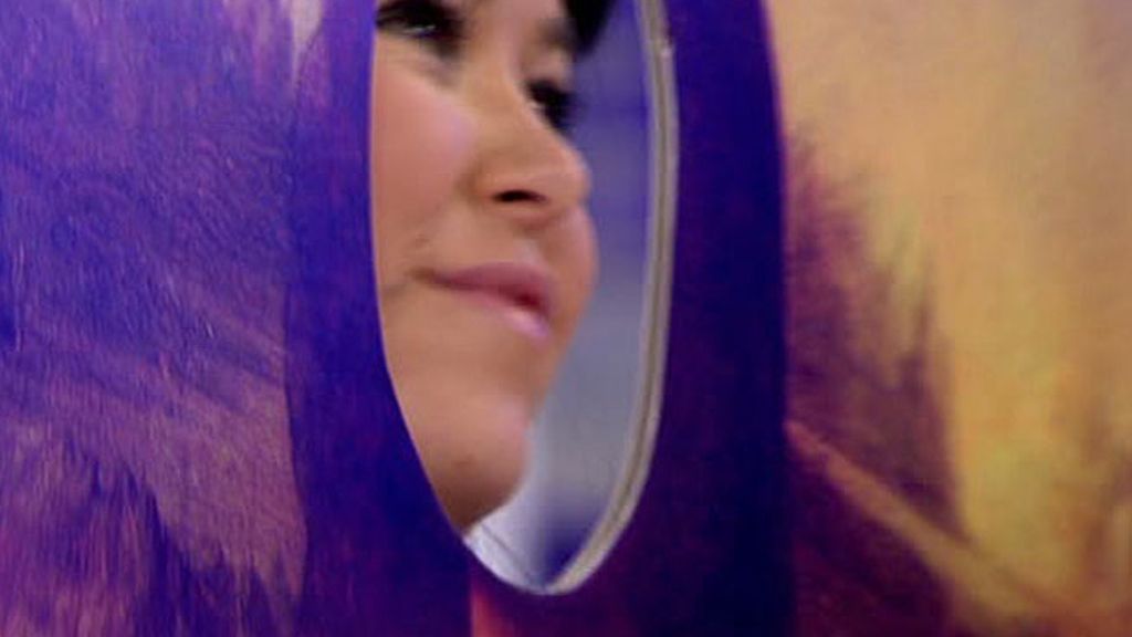 La reportera cambia el rostro de la pintura
