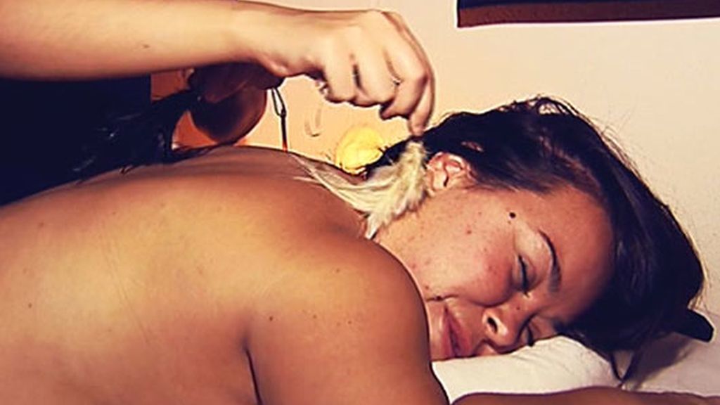 Chiqui se relaja con cosquillas