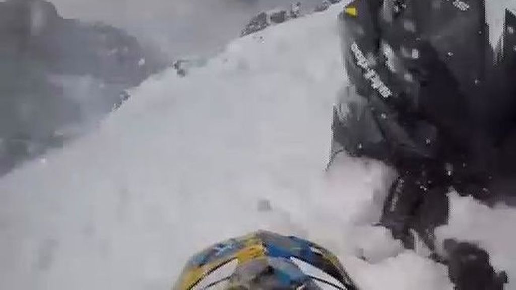 Un piloto de motos de nieve sobrevive a una avalancha casi mortal