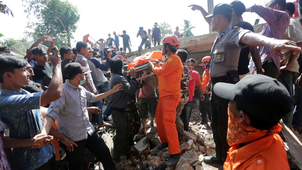 Mueren 54 personas en un terremoto de 6,5 grados en Indonesia