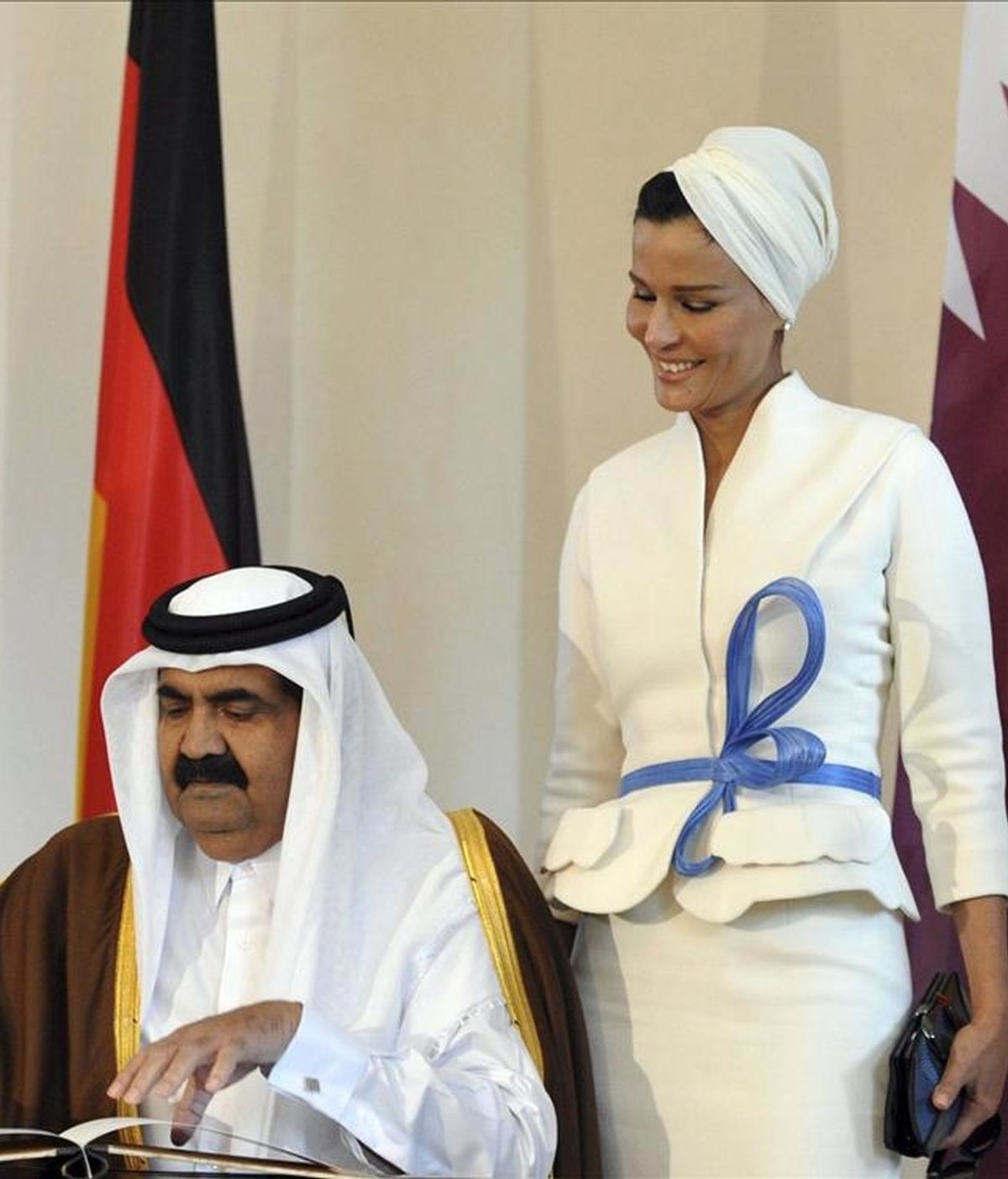 El emir de Qatar, el jeque Hamad bin Jalifa al Thani, acompañado por su esposa Mouza Bint Nasser Al Missned). EFE/Archivo