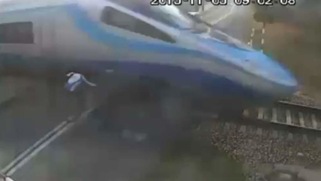 Un ciclista impacta contra un tren al saltarse un paso a nivel en Polonia