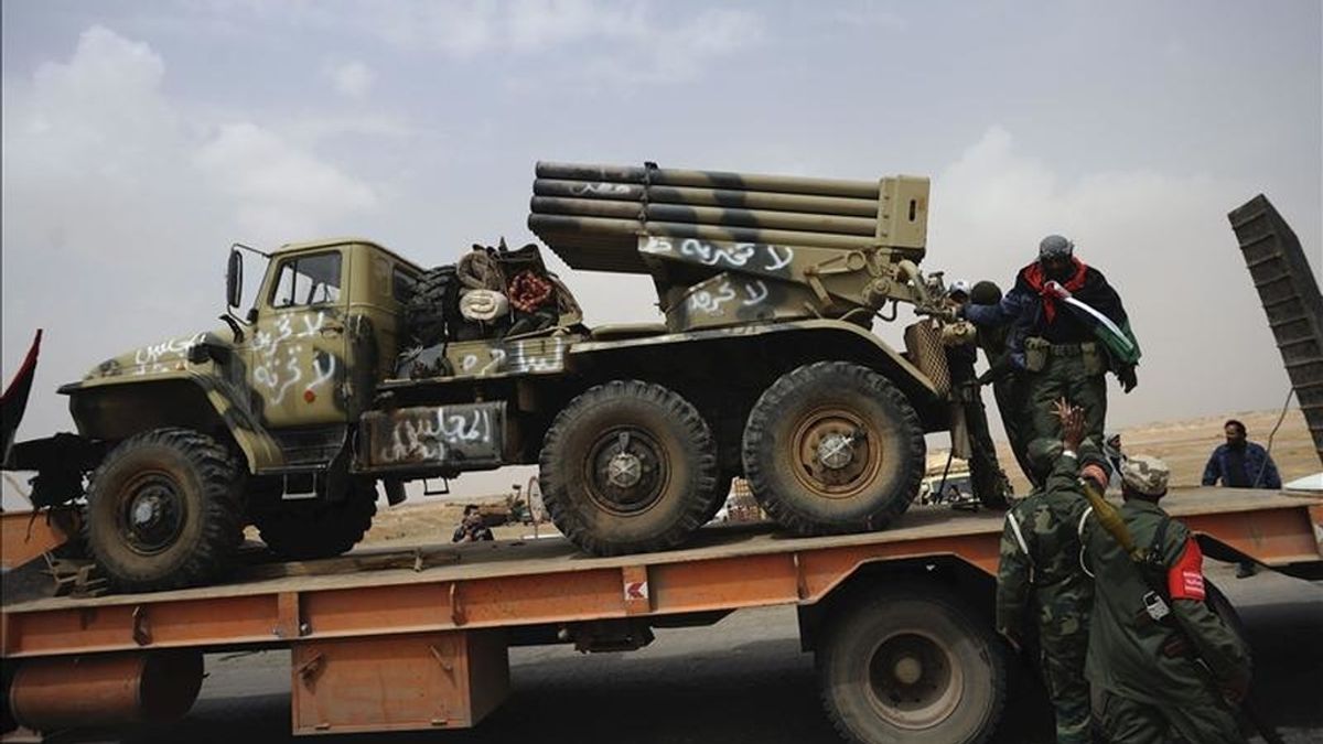 Rebeldes libios cargan un lanzamisiles en un camión en Ajdabiya (Libia). EFE
