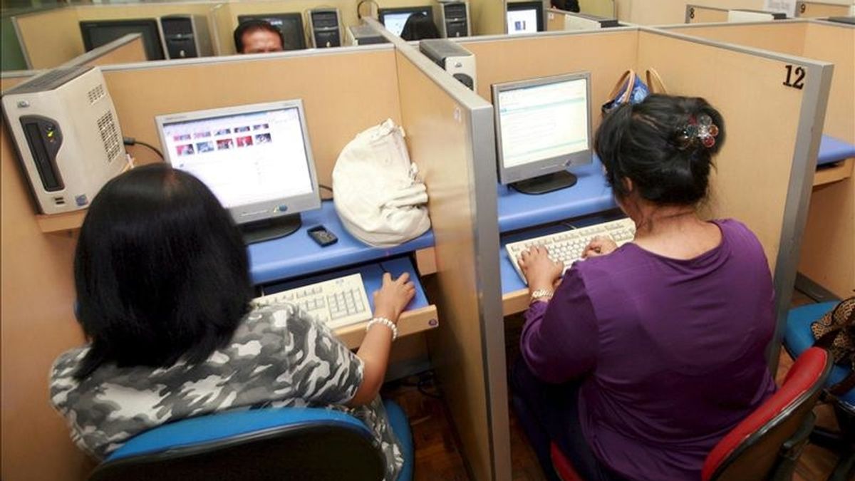 Varias mujeres utilizan unos ordenadores en un cibercafé. EFE/Archivo