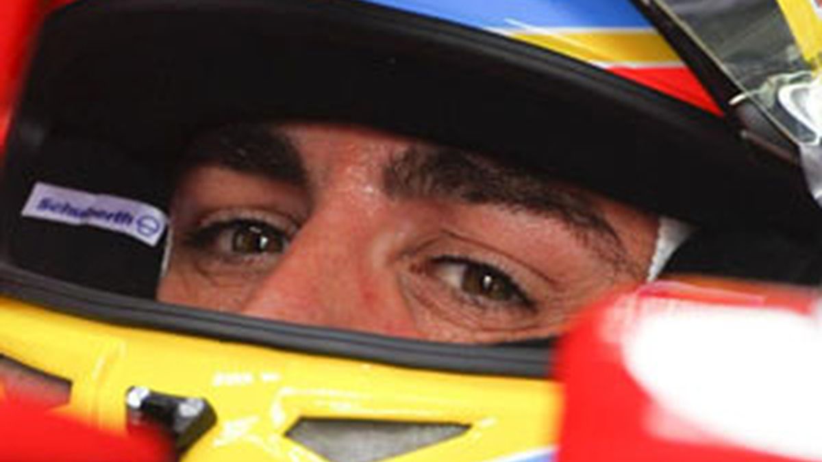 El piloto español Fernando Alonso (Ferrari) durante la sesión de entrenamiento para el Gran Premio de Malasia de Fórmula Uno. Foto: EFE
