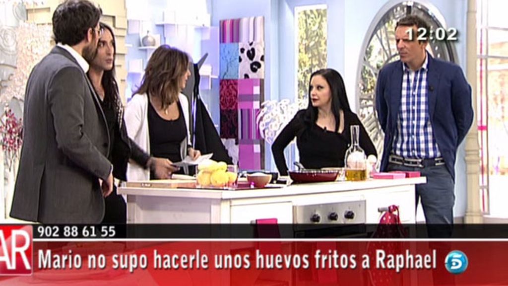 Mario no supo hacerle unos huevos fritos a Raphael