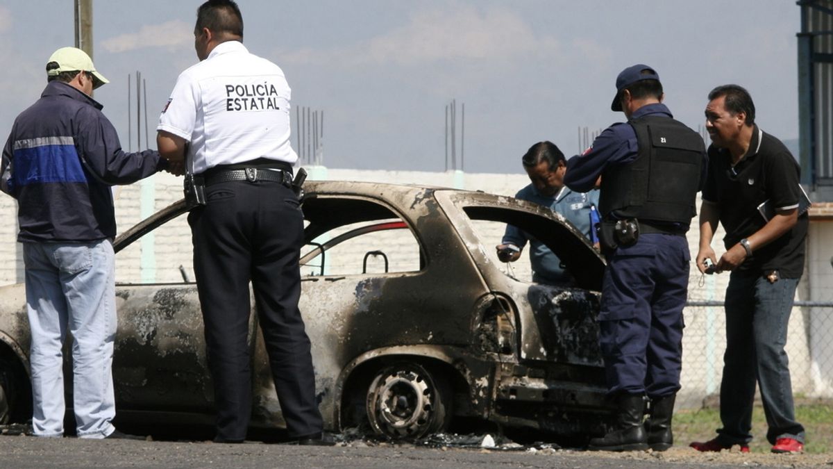 Hallan siete cadáveres desmembrados en dos coches abandonados en un centro comercial de México