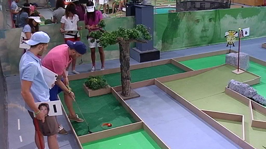 Los concursantes juegan al minigolf