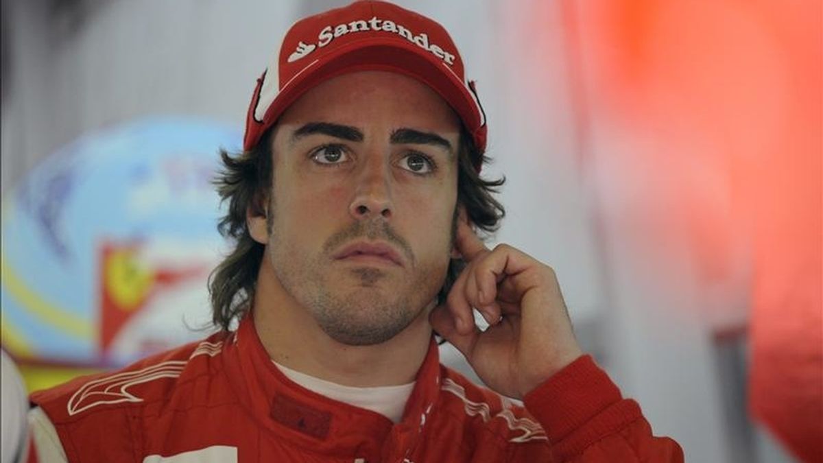 El piloto español Fernando Alonso (Ferrari) observa durante la primera sesión de entrenamientos, en el circuito internacional de Shanghai, China. El Gran Premio de China se llevará a cabo el próximo 17 de abril. EFE