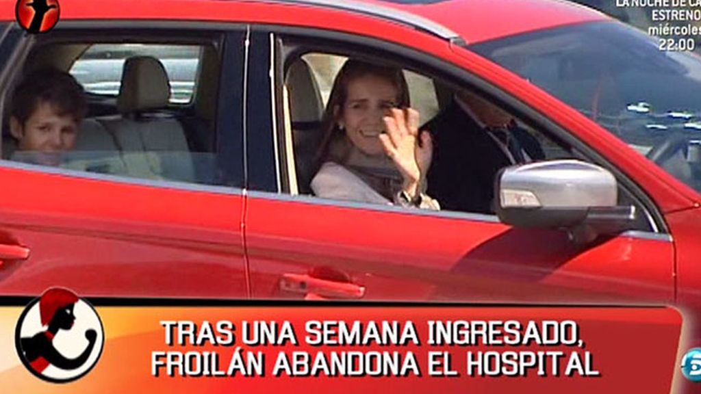 En coche, el nieto del Rey abandona el hospital junto a su madre