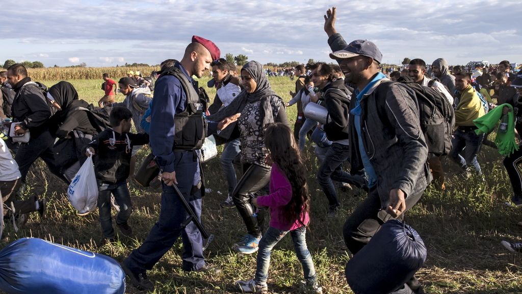 Refugiados sirios caminan contrarreloj hacia la frontera con Alemania
