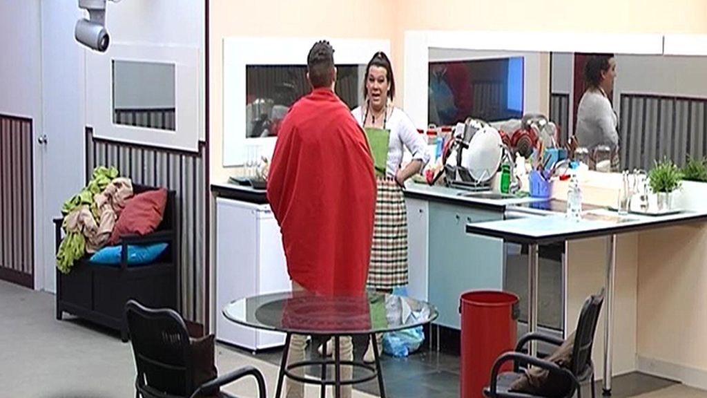 Muy parlanchina, Desi le ha hecho a Adrián un resumen de toda su vida