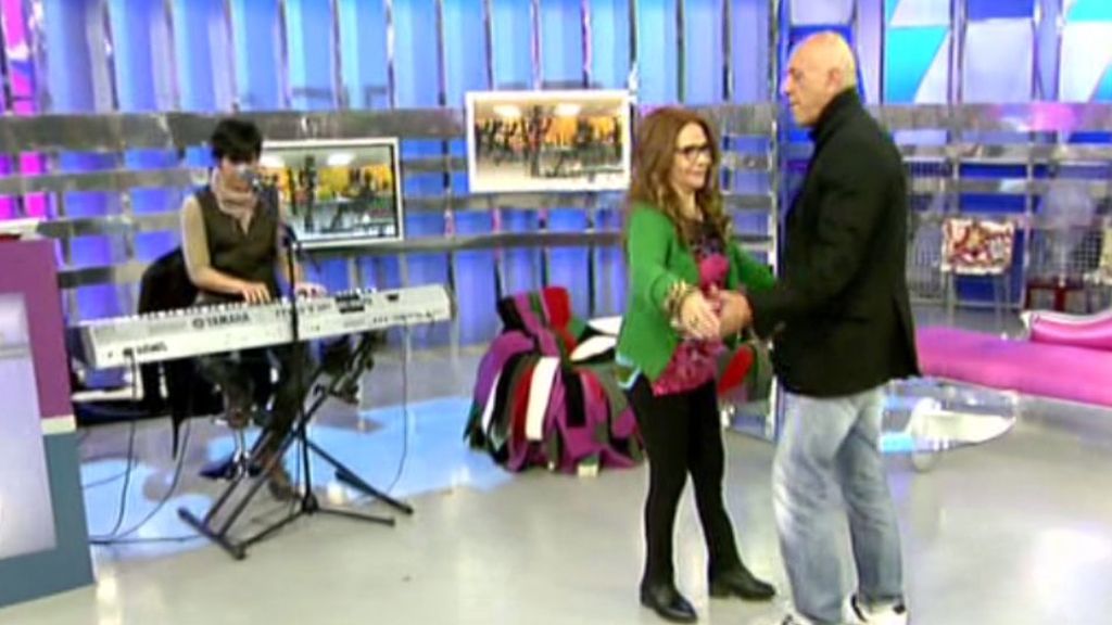 Sus compañeros le dan la bienvenida con dos regalos muy originales